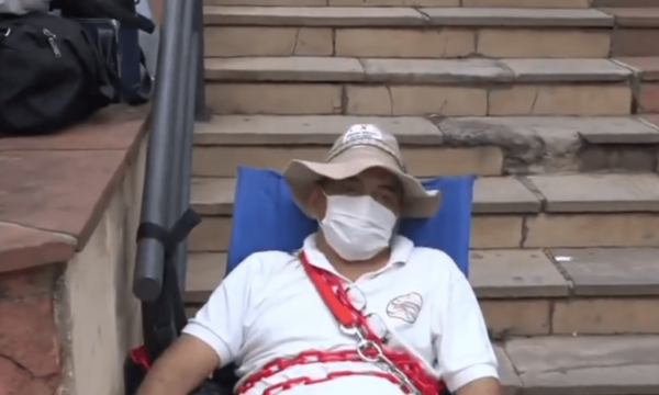 Paciente con cáncer se encadena frente al Ministerio de Salud exigiendo la renuncia de María Teresa Barán