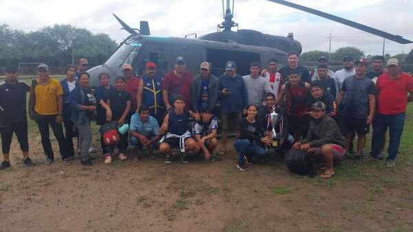Con helicóptero logran rescatar a jugadores de fútbol varados en el Chaco - Noticias del Chaco - ABC Color