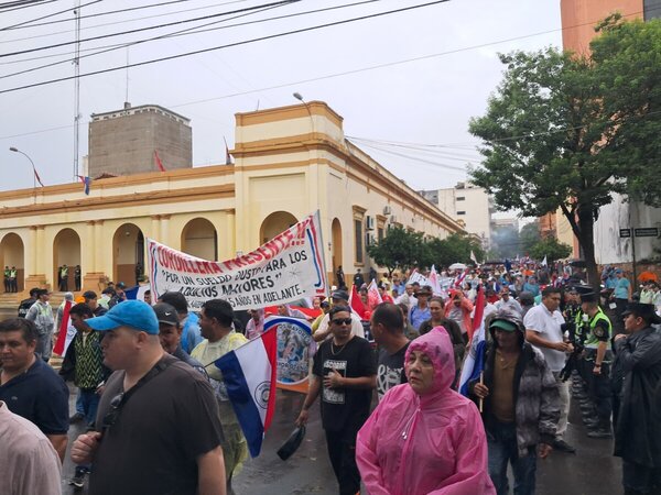 Manifestantes inician marcha hacia el Congreso - Portal Digital Cáritas Universidad Católica