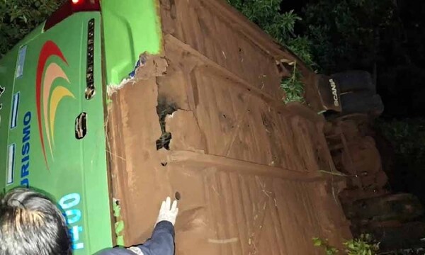 “Fueron 10 minutos terroríficos”, el relato de pasajero de bus que volcó en Capitán Meza – Prensa 5
