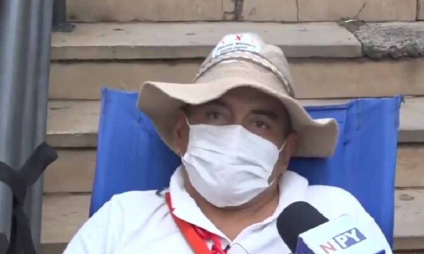 Paciente oncológico se encadena frente al Ministerio de Salud y pide la renuncia de Barán – Prensa 5