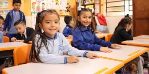 Estudiantes celebran la renovación del mobiliario escolar en complemento al Programa Hambre Cero • PARAGUAY TV