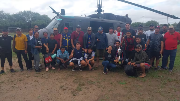 Con helicóptero logran rescatar a jugadores de fútbol varados en el Chaco - Noticiero Paraguay