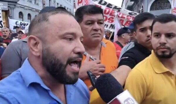 Inicia marcha ciudadana: cuestionan que parlamentarios ganan 40 millones mientras obreros pasan hambre