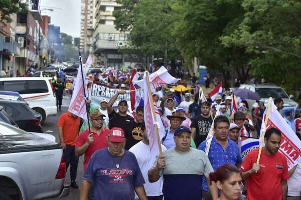 Manifestantes llegan a Plaza de Armas, donde solo hay un portón abierto - Política - ABC Color