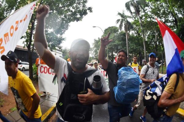 Lluvia de reclamos contra Gobierno de Santiago Peña •