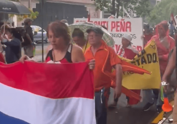 Bajo lluvia, adultos mayores, jubilados y sector de la salud protestan contra el Gobierno