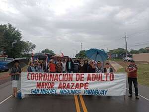 A pesar de la lluvia, adultos mayores se manifiestan en el departamento de Misiones - Nacionales - ABC Color