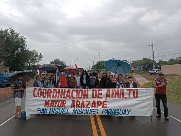 A pesar de la lluvia, adultos mayores se manifiestan en el departamento de Misiones - Nacionales - ABC Color