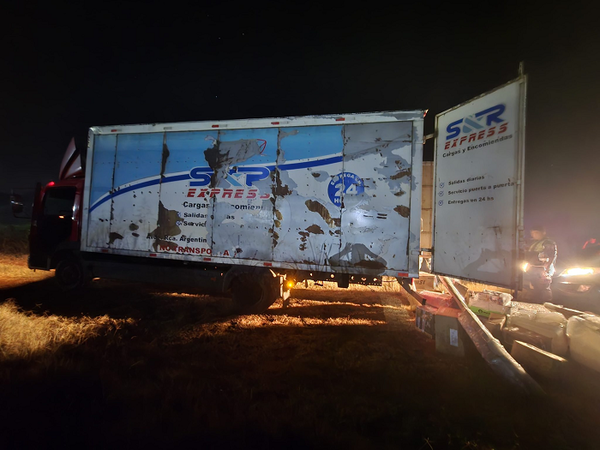 Delincuentes asaltan camión transportador y se llevan cajas de shampoo - Noticiero Paraguay