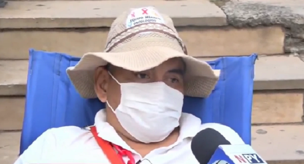 Paciente con cáncer se encadena frente al Ministerio de Salud exigiendo la renuncia de Barán - Noticiero Paraguay
