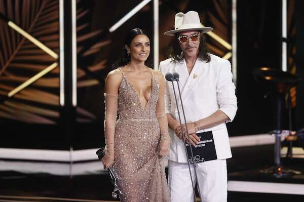 Aislinn Derbez y Asier Etxeandía serán los presentadores de los Premios Platino - Cine y TV - ABC Color