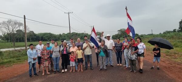 Tras incumplimiento de promesas del MOPC, vecinos vuelven a movilizarse en la capital de Misiones - Nacionales - ABC Color