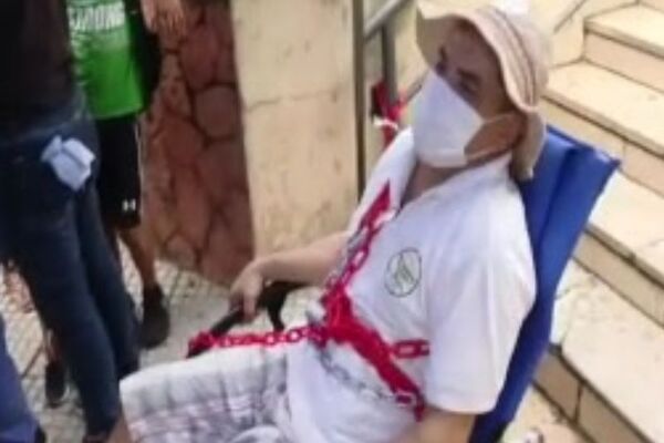 Paciente con cáncer se encadena frente al Ministerio de Salud - SNT