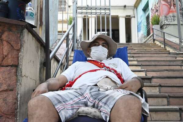 “Le pido de corazón que se vaya”, dice paciente con cáncer encadenado para pedir renuncia de Barán - Nacionales - ABC Color