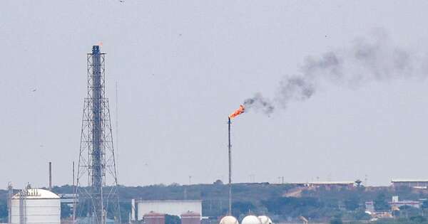 La Nación / Venezuela: explosión de una barcaza petrolera deja tres muertos y seis heridos
