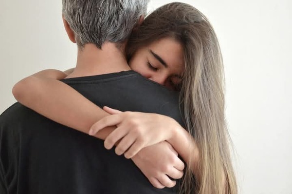 Denuncian a profe que mantenía relación amorosa con alumna de 16 años