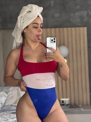 Larissa causa furor con su cábala del Mundial 2010 antes del partido contra Colombia