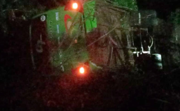 Autobús cae a una zanja tras chocar contra una moto y deja dos muertos en Capitán Meza