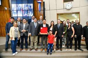 Entregan el “Premio Emiliano R. Fernández” a artista plástico de Caacupé - Nacionales - ABC Color