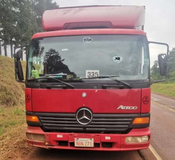 Balean camión en asalto violento a repartidores en Tomás Romero Pereira - Policiales - ABC Color