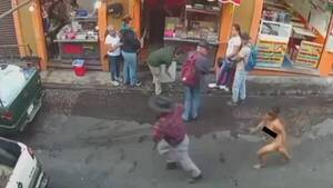 Mujer desnuda corrió tras un hombre por las calles: el motivo por el que se habría dado esta escenarios