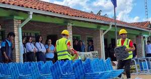 La Nación / En Itakyry entregaron los pupitres a siete escuelas y faltan tres de esta fase