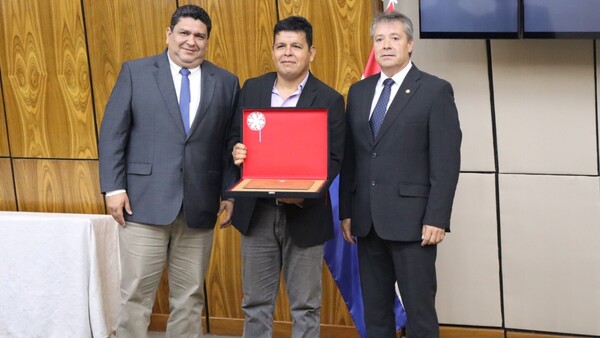 Escultor de la Virgen de Caacupé fue reconocido por la Cámara de Diputados