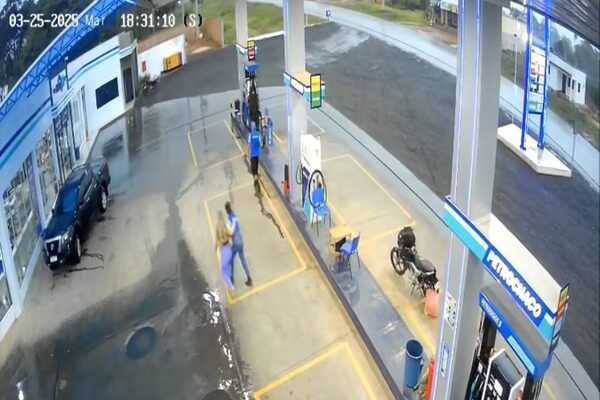 (VIDEO). Intento de feminicidio: Joven mujer pide socorro en un surtidor y su pareja le dispara frente a todos