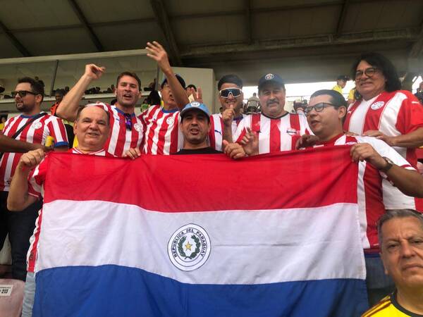 Paraguayos fueron “locales” en Barranquilla y festejaron el invicto desde que Alfaro nos ganó