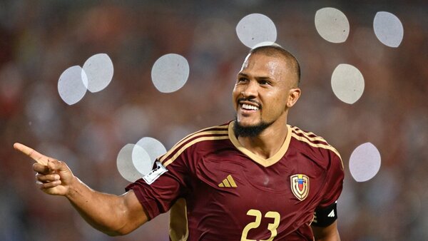 Salomón Rondón pone a Venezuela en puesto de repechaje