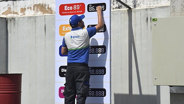 Privados se suman a la baja de combustibles