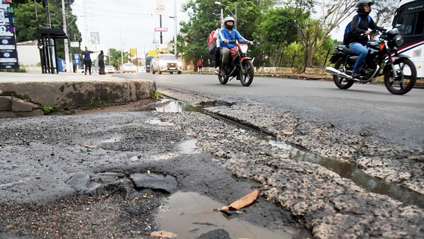 Buses eléctricos “no durarán” en calles plagadas de baches