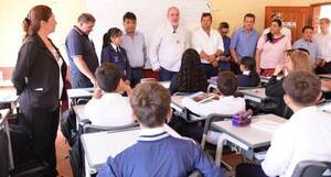 Directores de ITAIPU verifican la distribución de los nuevos mobiliarios escolares en el interior del país