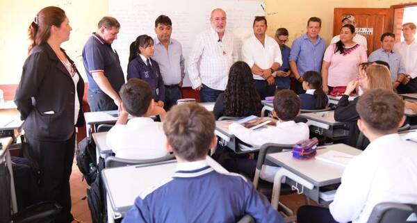 Directores de ITAIPU verifican la distribución de los nuevos mobiliarios escolares en el interior del país
