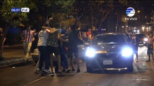 Euforia en el microcentro tras empate "con sabor a victoria"