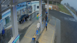 Baleó a su pareja en una estación de servicios y está prófugo