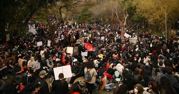 La Nación / Turquía: encarcelan a siete periodistas, mientras continúan las protestas