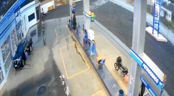Hombre persiguió y disparó 4 veces a su pareja en una estación de servicio de Canindeyú
