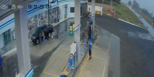 BALEÓ A SU PAREJA EN UNA ESTACIÓN DE SERVICIOS Y ESTÁ PRÓFUGO