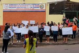 Padres se manifiestan exigiendo kits escolares  - Nacionales - ABC Color