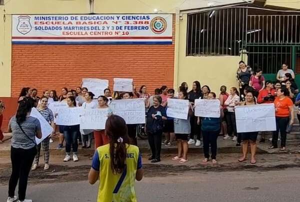 Padres se manifiestan exigiendo kits escolares - Nacionales - ABC Color