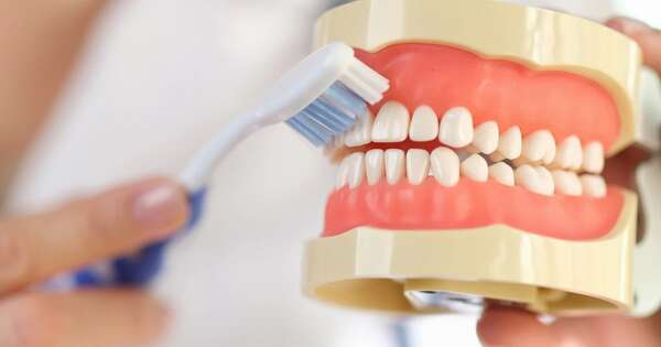 La Nación / Cepillarse los dientes con técnica es más importante que hacerlo con fuerza