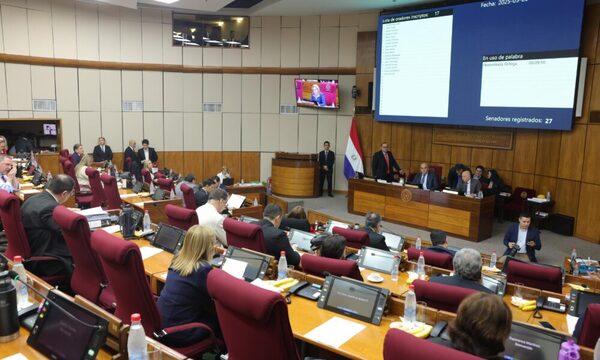 Ausencia de senadores retrasa inicio de actividades en plenaria