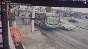 Micro en marcha perdió una puerta y mujer que estaba en la parada resultó herida