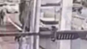 Video: Puerta de bus se desprende y termina contra una mujer que estaba en la vereda