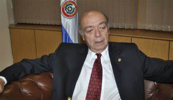 En pijamas Alfredo Jaeggli irrumpió en farra del Centenario a denunciar un hecho