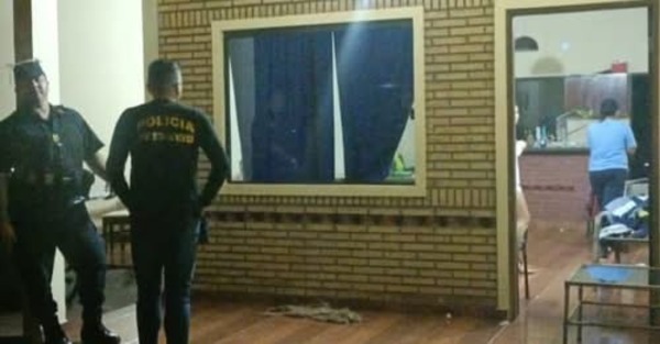 Ciudad del Este: Falsos policías simulan allanamiento y roban a tesorera de colegio - ADN Digital