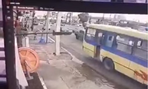 Otra víctima del transporte público: bus pierde puerta y hiere a mujer