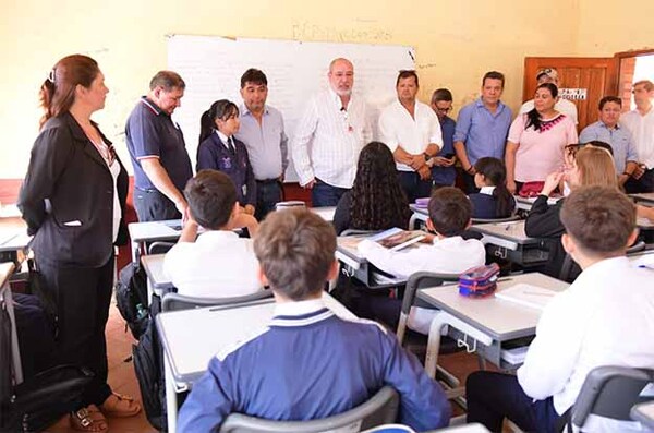 Prosigue entrega de mobiliarios en escuelas priorizadas a pesar de inclemencia del tiempo | DIARIO PRIMERA PLANA